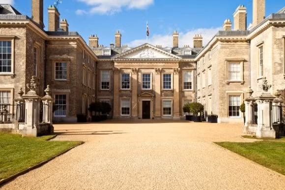 Dinh thự Althorp với lối kiến trúc sang trọng và đậm chất Hoàng gia.