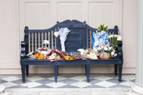 Người hâm mộ dành tặng hoa và quà để tưởng nhớ Công nương Diana quá cố.