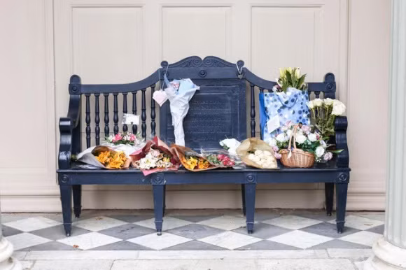 Người hâm mộ dành tặng hoa và quà để tưởng nhớ Công nương Diana quá cố.