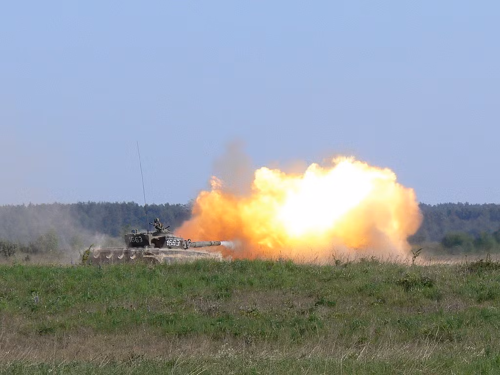 Trong số 1.900 chiếc đang hoạt động, có tới hơn 1.400 chiếc đã được nâng cấp lên phiên bản T-72B3. Trong tương lai, các xe tăng chiến đấu chủ lực chiến trường T-72B3 này của Nga sẽ tiếp tục được nâng cấp lên phiên bản hiện đại hơn nữa là T-72B3M. Nguồn ảnh: Wikipedia.