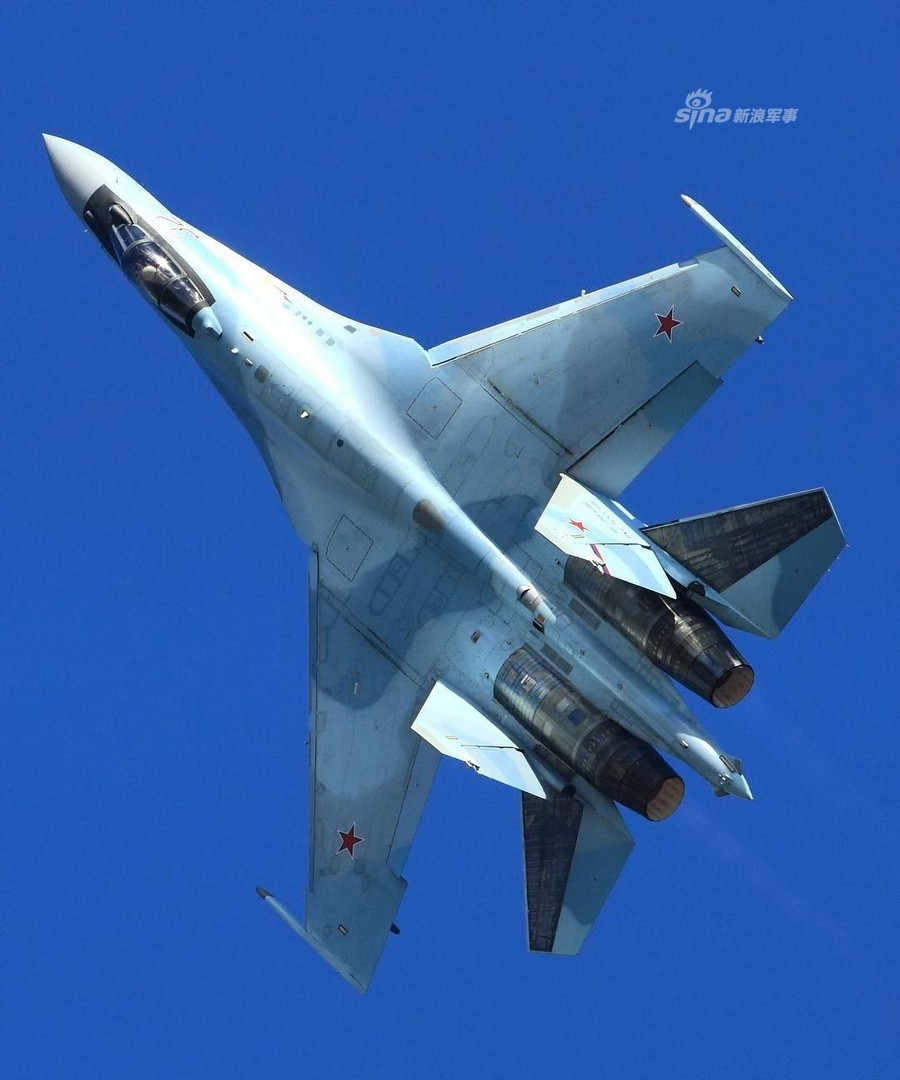 Phiên bản Su-35 hiện đại hoá được một vài trang tin của Nga gọi là Su-35BM, trong đó BM viết tắt của "Bolshaya Modernizatsiya" - có nghĩa là Hiện đại hoá sâu. Tuy nhiên bản thân quân đội Nga và nhà sản xuất Sukhoi chỉ đơn giản coi đây là Su-35 - khiến rất khó để có thể phân biệt được Su-35 và Su-35 bản hiện đại hoá. Nguồn ảnh: Sina.