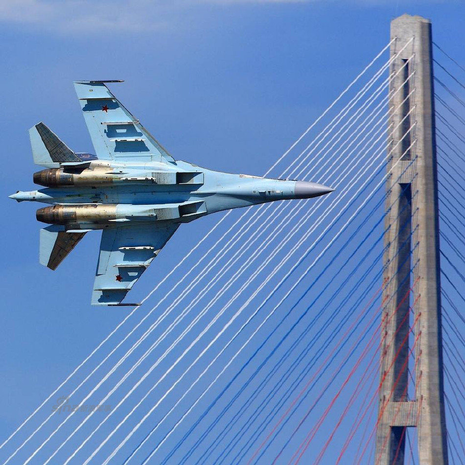 Su-35 sử dụng động cơ đẩy véc tơ 3D mới loại 117S. Loại động cơ này được phát triển để thay thế cho động cơ AL-35 hay AL-31F hiện tại đã quá cũ dù vẫn đang được sử dụng trên một lượng lớn chiến đấu cơ của Nga. Nguồn ảnh: Sina.