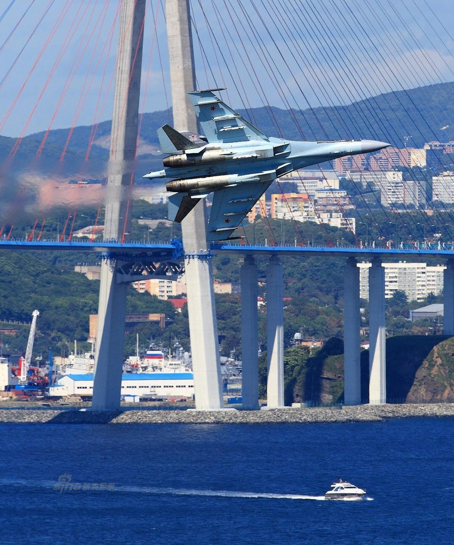 Những thay đổi tổng thể nhất của Su-35BM so với bản gốc đó là Su-35 mới bỏ đi cánh mũi và cánh tà hãm tốc. Thiết kế mới với việc bỏ đi một vài bộ phận khí động học "mong manh" như cánh mũi buộc phần khung máy bay phải được gia cố. Nguồn ảnh: Sina.