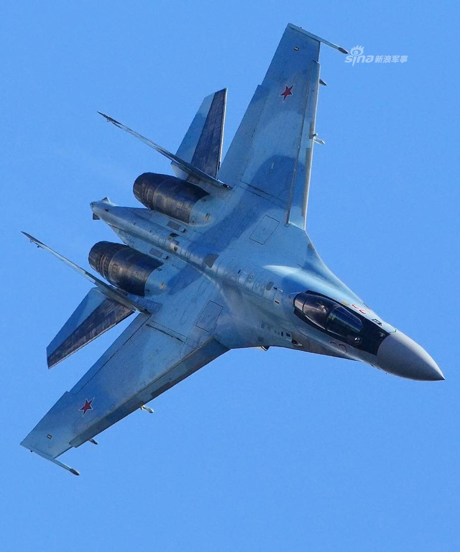 Ban đầu, Su-35 được hiện đại hoá nhằm đối phó với các chiến đấu cơ thế hệ 5 của Mỹ (khi này F-35 chưa ra đời, chỉ có F-22) trong khi chờ đợi không quân Nga hoàn thiện chiến đấu cơ thê hệ thứ năm của riêng mình. Vượt qua mọi kỳ vọng, Su-35 giờ đây thậm chí còn được xem là "con bài tẩy" để Nga đối phó với F-22 và cả F-35 của Mỹ. Nguồn ảnh: Sina.