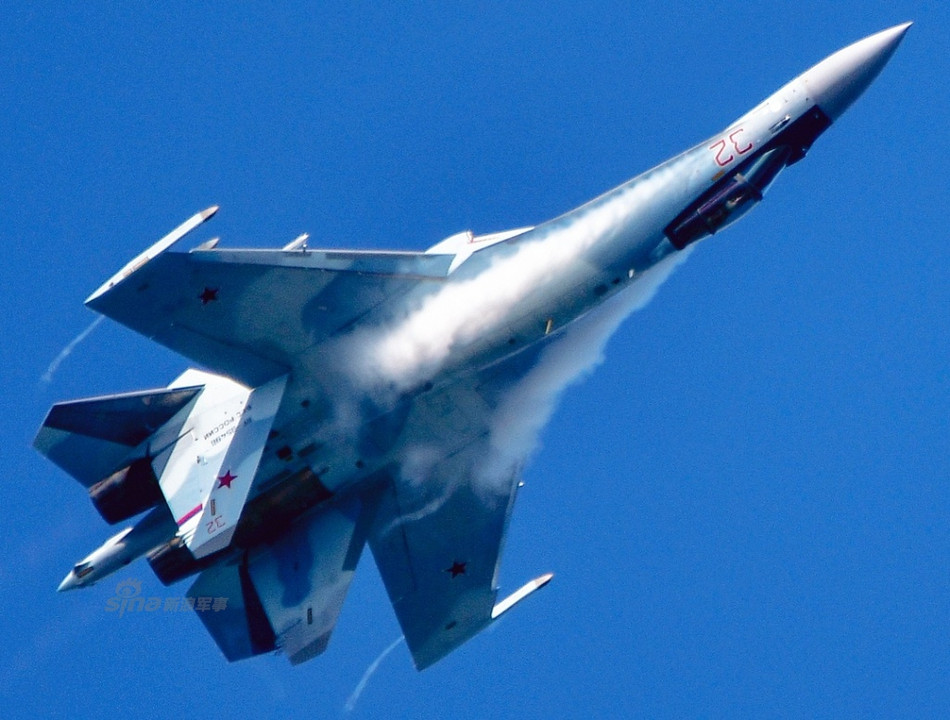 Bên ngoài có thể Su-35 có ngoại hình rất giống với Su-27. Tuy nhiên bên trong lại khác hoàn toàn. Đặc biệt là về các vật liệu cấu tạo Su-35, việc sử dụng các loại vật liệu mới với độ bền tương đương và hơn nhưng lại có trọng lượng nhẹ hơn trên Su-27 đã khiến Su-35 có khả năng mang vác tốt hơn nhiều các loại chiến đấu cơ khác cùng loại. Nguồn ảnh: Sina.