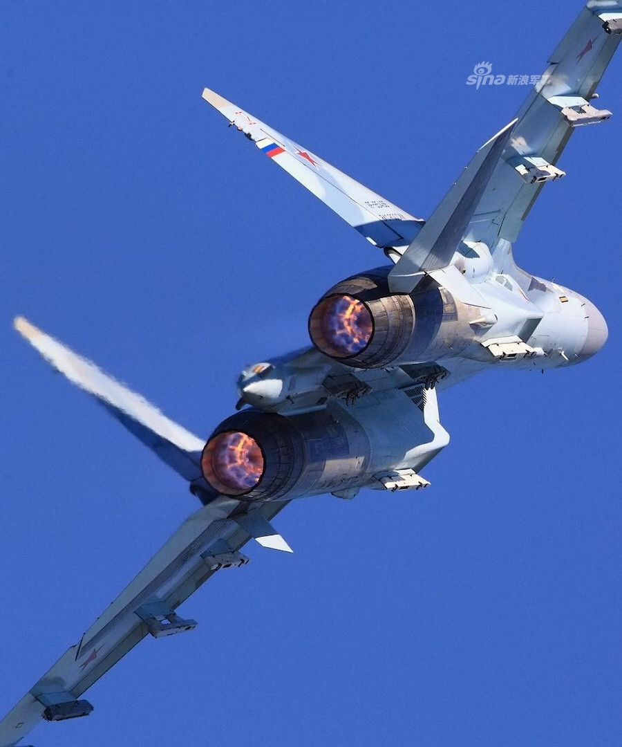 Su-35 chỉ chính thức khiến phương Tây lo ngại khi nó bắt đầu được hiện đại hoá vào khoảng năm 2005. Quá trình hiện đại hoá của Su-35 được đánh giá là cực kỳ thành công khi nó đã tận dụng được gần như mọi công nghệ hiện đại nhất của thời bấy giờ. Nguồn ảnh: Sina.