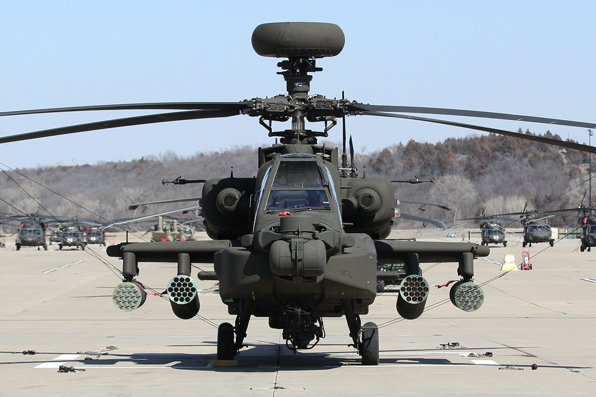 Một trong những thứ làm nên sự nguy hiểm của Apache AH-64 đó là khẩu pháo 30mm loại M230 với 1200 viên đạn được gắn dưới mũi. Khẩu pháo này được điều khiển dựa vào hướng nhìn của phi công, cho phép phi công khai hoả chính xác vào mục tiêu chỉ bằng cách nhìn thẳng vào mục tiêu đó. Nguồn ảnh: Wearethemighty.