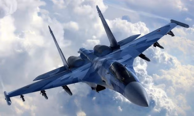 Nguy hiểm nhất trong cấu hình của Su-35 chính là hệ thống radar quét mảng chủ động của nó với khả năng theo dõi cùng lúc 30 mục tiêu bay ở khoảng cách tối đa 400 km và cùng lúc có khả năng khai hoả, tiêu diệt 8 mục tiêu. Nguồn ảnh: Moover.