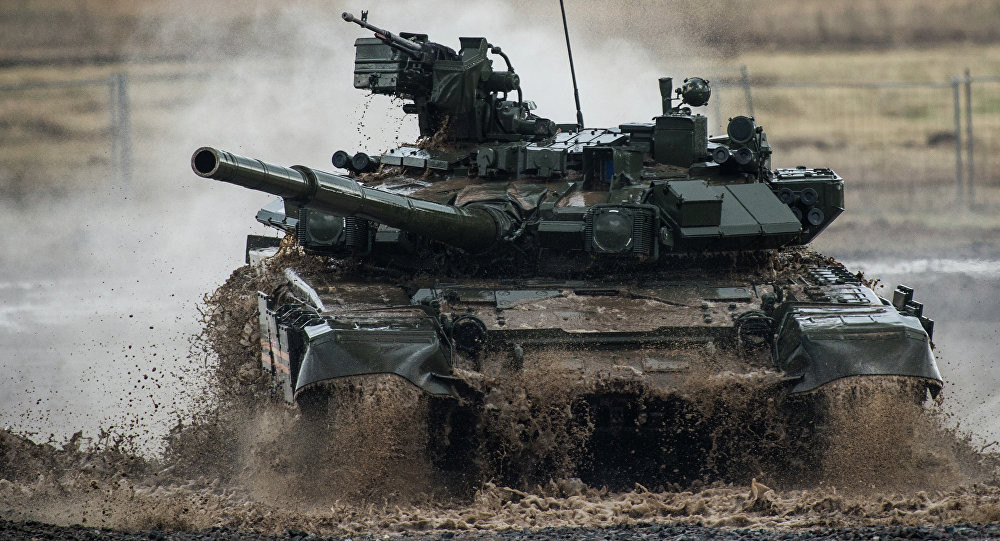 T-90 được trang bị khẩu pháo nòng trơn 125mm với khả năng phóng tên lửa chống tăng có điều khiển. Ngoài ra xe còn được trang bị các hệ thống giáp phản ứng nổ hiện đại cũng như khả năng tiêu diệt mục tiêu bay chậm (trực thăng) ở khoảng cách tối đa 5 km. Nguồn ảnh: Sanct.