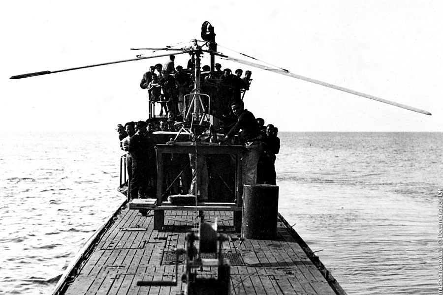 Hệ thống cánh quạt chính của trực thăng Fa 330 có ba lá và có thiết kế cũng không hề giống với cơ cấu cánh quạt trực thăng hiện nay. Fa 330 có cơ chế hoạt động cực kỳ đơn giản, chí cần một phi công và một người trợ giúp để có thể cất cánh từ tàu ngầm một cách dễ dàng - Nguồn ảnh: Militaryfactory.