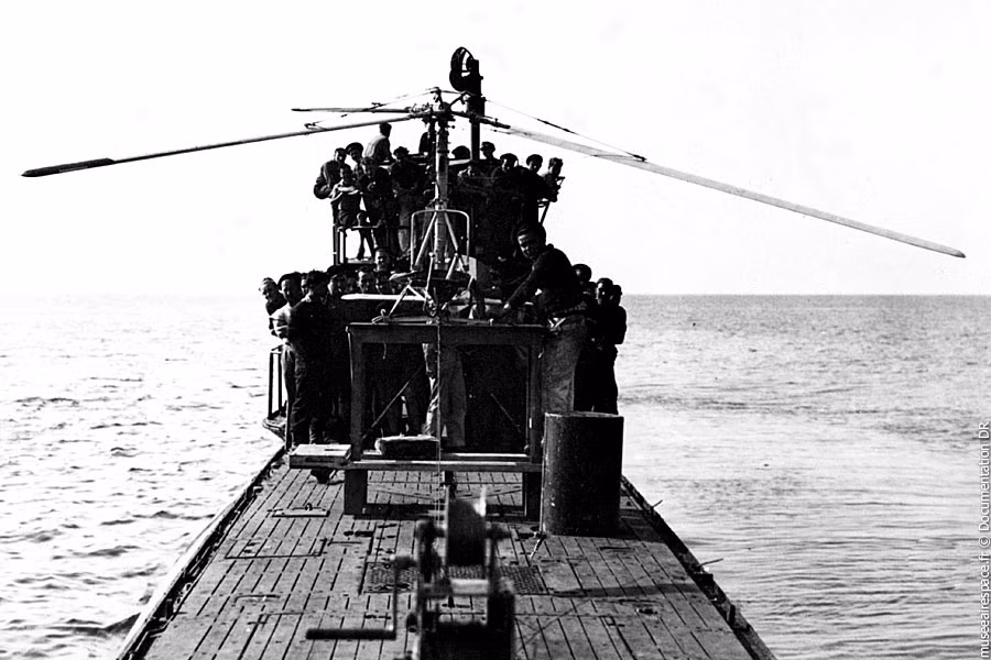 Hệ thống cánh quạt chính của trực thăng Fa 330 có ba lá và có thiết kế cũng không hề giống với cơ cấu cánh quạt trực thăng hiện nay. Fa 330 có cơ chế hoạt động cực kỳ đơn giản, chí cần một phi công và một người trợ giúp để có thể cất cánh từ tàu ngầm một cách dễ dàng - Nguồn ảnh: Militaryfactory.