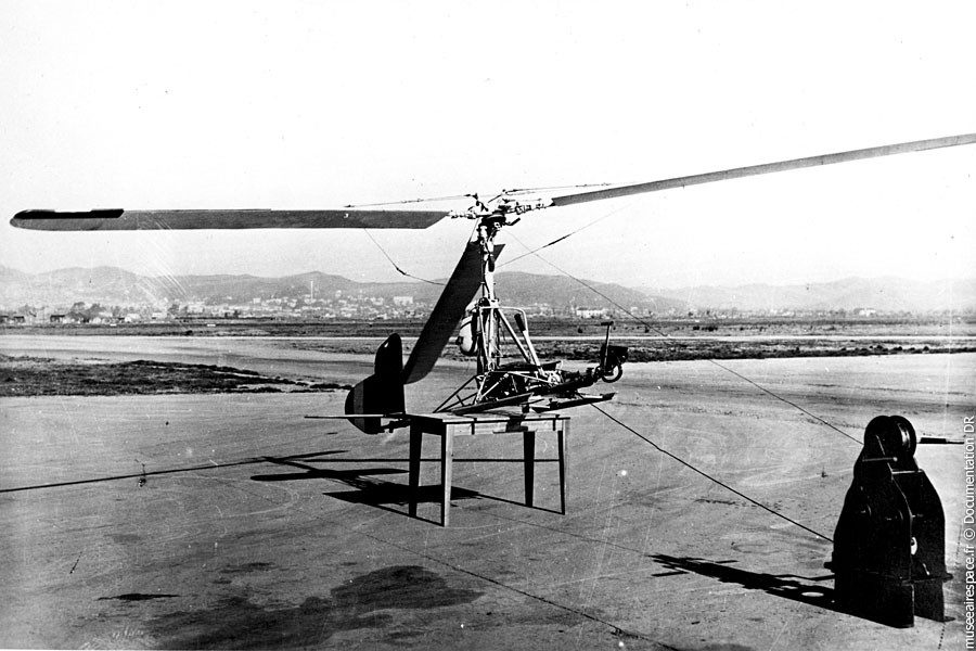 Sau khi tình huống nguy hiểm qua đi, tàu ngầm sẽ nổi lên tìm phi công và trực thăng sau - tất nhiên là trong nhiều trường hợp phi công sẽ bị bắt làm tù binh hoặc trôi dạt đi mất - tuy nhiên đây là thiệt hại có thể chấp nhận được so với việc làm nguy hiểm tới toàn bộ thành viên thuỷ thủ đoàn - Nguồn ảnh: Militaryfactory.