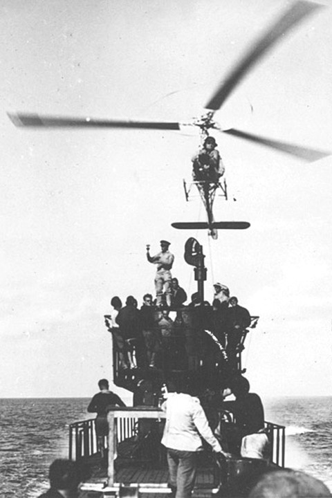 Khi không sử dụng, trực thăng Fa 330 sẽ được xếp cánh và cho vào một khoang kín được thiết kế đặc biệt ở phía sau tháp chỉ huy của tàu ngầm. Dù chỉ cần hai người để triển khai Fa 330 (trong đó có một phi công), tuy nhiên quá trình triển khai Fa 330 cũng cần tới 20 phút vì khoang kín nước đựng chiếc trực thăng này rất khó mở - Nguồn ảnh: Militaryfactory.