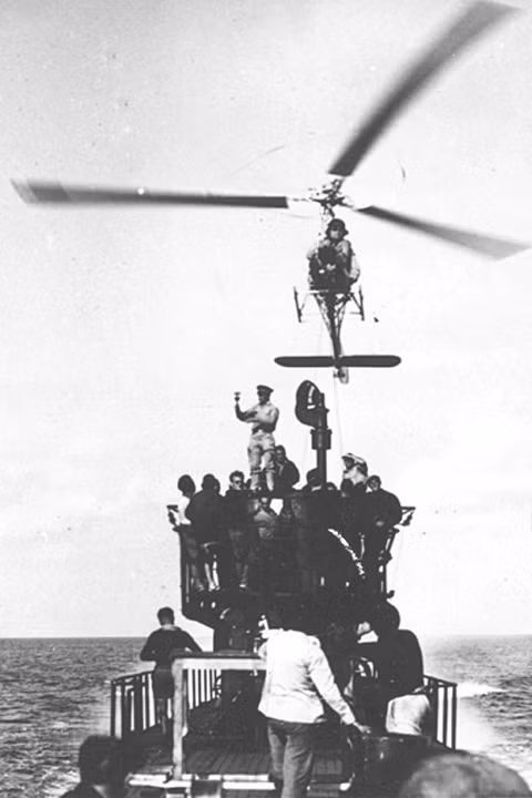 Khi không sử dụng, trực thăng Fa 330 sẽ được xếp cánh và cho vào một khoang kín được thiết kế đặc biệt ở phía sau tháp chỉ huy của tàu ngầm. Dù chỉ cần hai người để triển khai Fa 330 (trong đó có một phi công), tuy nhiên quá trình triển khai Fa 330 cũng cần tới 20 phút vì khoang kín nước đựng chiếc trực thăng này rất khó mở - Nguồn ảnh: Militaryfactory.