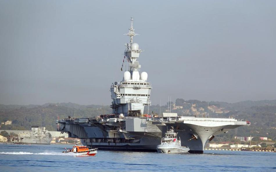 Tuy nhiên, tàu sân bay Charles de Gaulle của Pháp lại có trọng tải nhẹ, độ giãn nước chỉ tối đa 42.500 tấn. Tàu sân bay này có chiều dài cũng khá ngắn so với các tàu sân bay sử dụng động cơ hạt nhân của Mỹ với chiều dài chỉ 261 mét, lườn rộng trung bình 64,36 mét và mớm nước tối đa 9,43 mét. Nguồn ảnh: Sina.