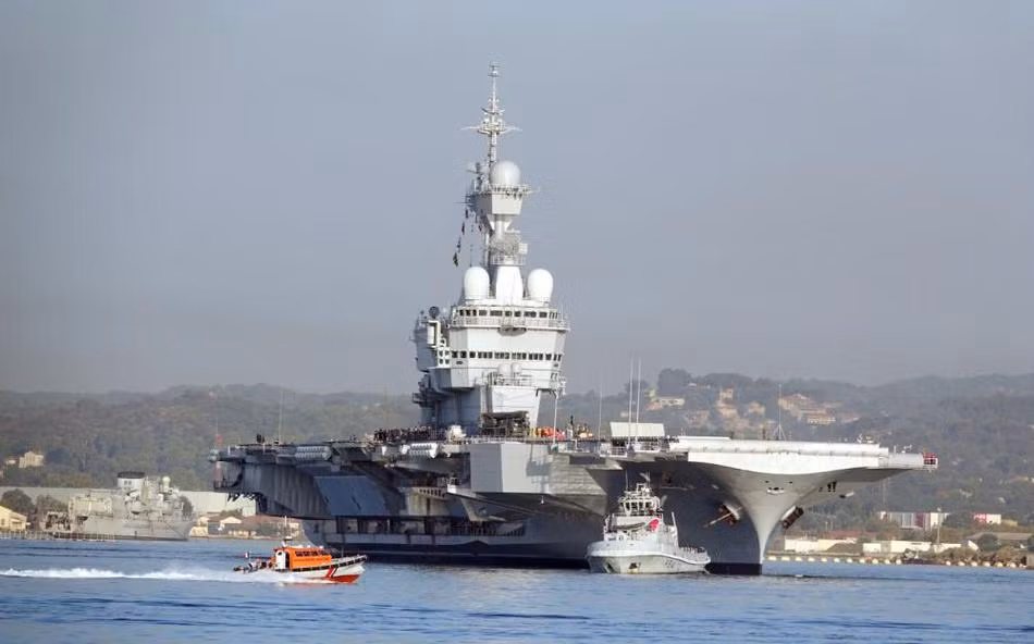 Tuy nhiên, tàu sân bay Charles de Gaulle của Pháp lại có trọng tải nhẹ, độ giãn nước chỉ tối đa 42.500 tấn. Tàu sân bay này có chiều dài cũng khá ngắn so với các tàu sân bay sử dụng động cơ hạt nhân của Mỹ với chiều dài chỉ 261 mét, lườn rộng trung bình 64,36 mét và mớm nước tối đa 9,43 mét. Nguồn ảnh: Sina.