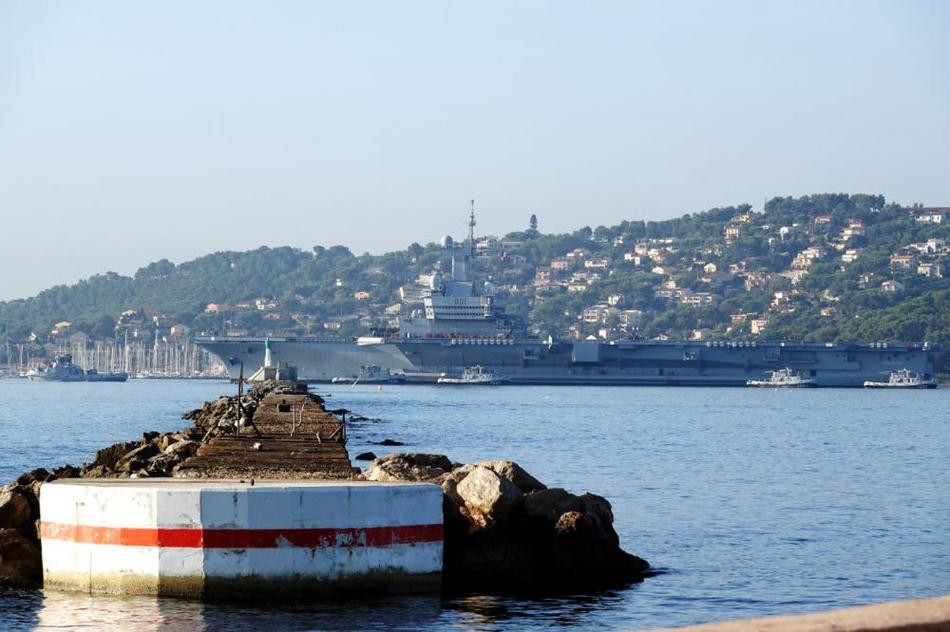 Tàu sân bay Charles de Gaulle chỉ mang được tối đa từ 28 tới 40 máy bay phản lực, trong đó có các loại Rafale M, E-2C Hawkeye, SA365 Dauphin, EC725 Caracal và AS532 Cougar. Nguồn ảnh: Sina.