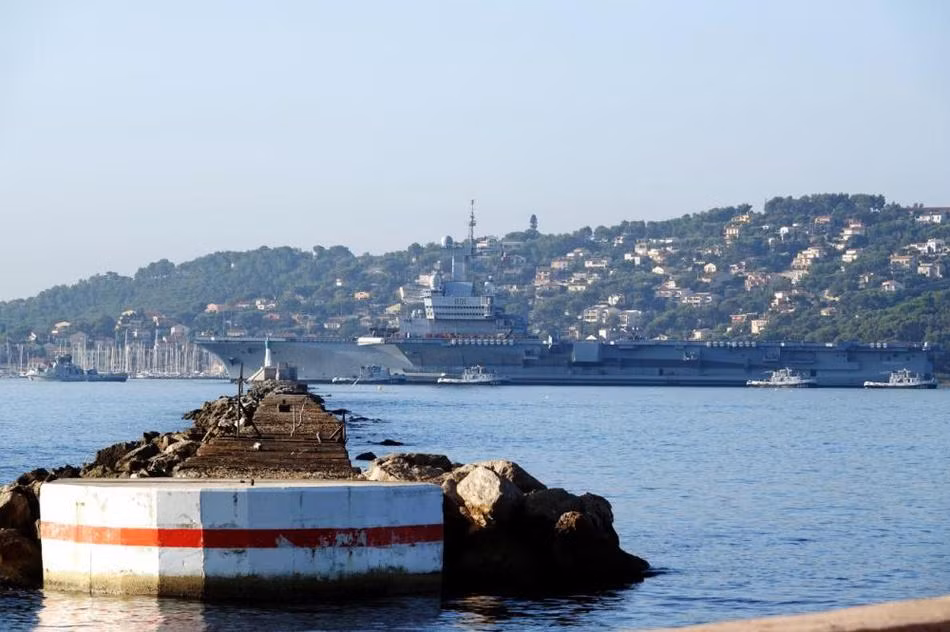 Tàu sân bay Charles de Gaulle chỉ mang được tối đa từ 28 tới 40 máy bay phản lực, trong đó có các loại Rafale M, E-2C Hawkeye, SA365 Dauphin, EC725 Caracal và AS532 Cougar. Nguồn ảnh: Sina.