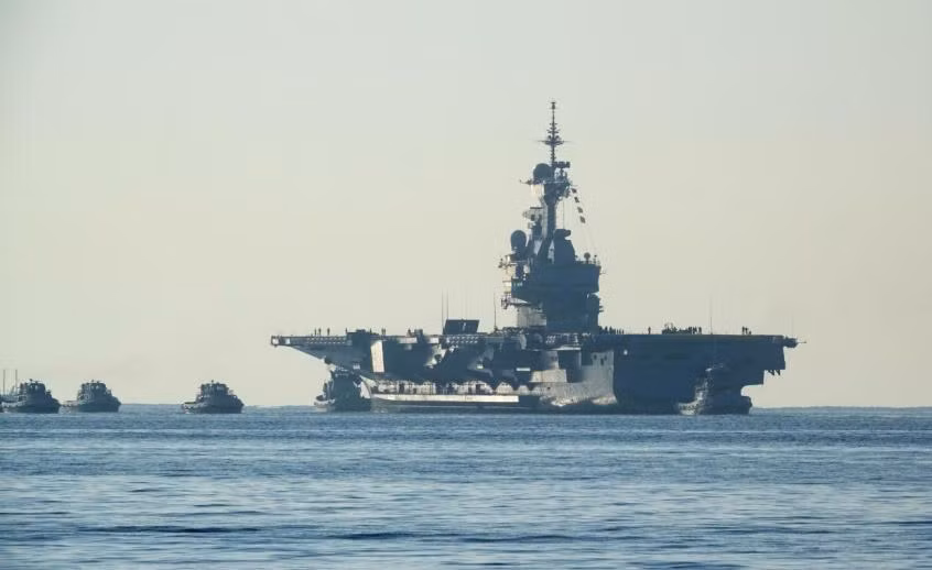 Quá trình tái nạp lõi hạt nhân và nâng cấp giữa vòng đời của tàu Charles de Gaulle bắt đầu từ tháng 2/2017 và dự kiến kéo dài khoảng 18 tháng. Tới hôm 14/9 vừa qua, tàu Charles de Gaulle đã hoàn thành quá trình nâng cấp và được đưa trở lại biển khơi. Nguồn ảnh: Sina.