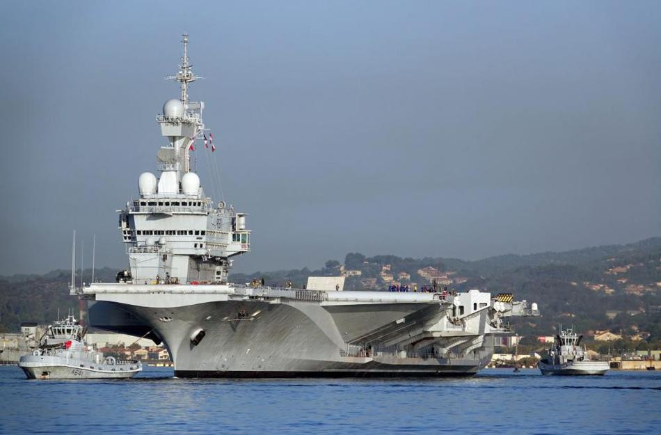 Tốc độ tối đa mà tàu sân bay Charles de Gaulle có thể đạt được là 27 hải lý/giờ tương đương với 50 km/h. Tầm hoạt động của soái hạm Pháp này là không giới hạn với tuổi thọ trung bình mỗi lần tái nạp lõi hạt nhân là từ 20 tới 25 năm. Nguồn ảnh: Sina.