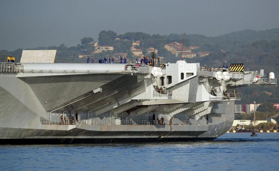 Biên chế thuỷ thủ đoàn của Hàng không mẫu hạm Charles de Gaulle là 1950 người trong đó có 1350 thuỷ thủ đoàn và 600 người thuộc bộ phận Không quân Hải quân. Dự trữ lương thực của Charles de Gaulle tối đa chỉ là 45 người. Nguồn ảnh: Sina.