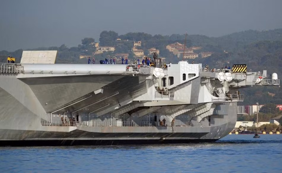 Biên chế thuỷ thủ đoàn của Hàng không mẫu hạm Charles de Gaulle là 1950 người trong đó có 1350 thuỷ thủ đoàn và 600 người thuộc bộ phận Không quân Hải quân. Dự trữ lương thực của Charles de Gaulle tối đa chỉ là 45 người. Nguồn ảnh: Sina.