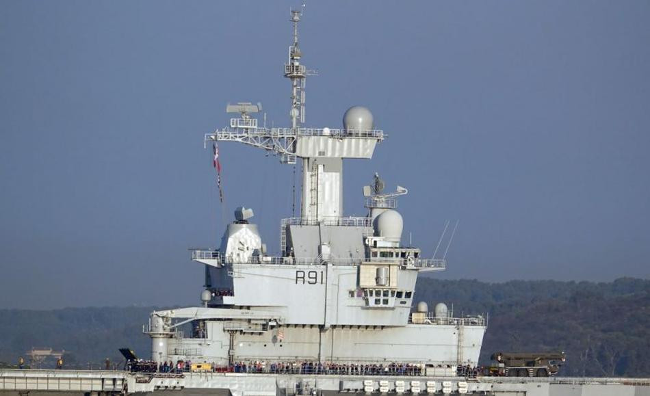 Cũng theo nguồn tin này, tàu sân bay Charles de Gaulle nhiều khả năng sẽ ngay lập tức lên đường thẳng tiến tới Syria, cùng Hải quân Anh và Hải quân Mỹ chuẩn bị cho một chiến dịch không kích mới chống lại quân đội chính phủ Syria. Nguồn ảnh: Sina.