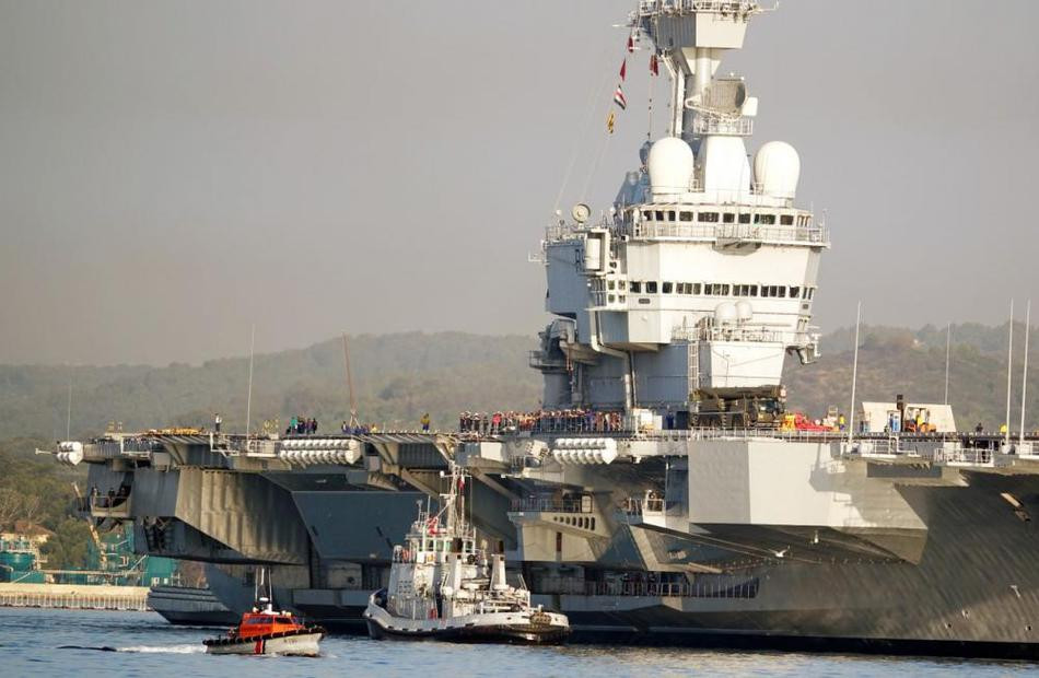 Tàu sân bay Charles de Gaulle được Hải quân Pháp đặt hàng đóng mới từ năm 1986, tới năm 1994 được hạ thuỷ và chính thức được phục vụ Hải quân nước này từ năm 2001. Ngoài Mỹ, Pháp là quốc gia duy nhất trên thế giới sở hữu tàu sân bay hạt nhân. Nguồn ảnh: Sina.