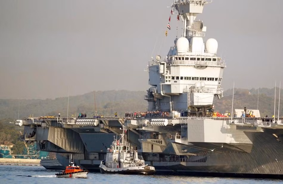 Tàu sân bay Charles de Gaulle được Hải quân Pháp đặt hàng đóng mới từ năm 1986, tới năm 1994 được hạ thuỷ và chính thức được phục vụ Hải quân nước này từ năm 2001. Ngoài Mỹ, Pháp là quốc gia duy nhất trên thế giới sở hữu tàu sân bay hạt nhân. Nguồn ảnh: Sina.