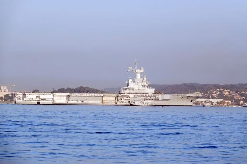 Quá trình đại tu của tàu sân bay Pháp bao gồm cả việc tái nạp lõi phản ứng hạt nhân - đảm bảo cho con tàu này có thể hoạt động thêm ít nhất 20 năm nữa trước khi về hưu. Nguồn ảnh: Sina.