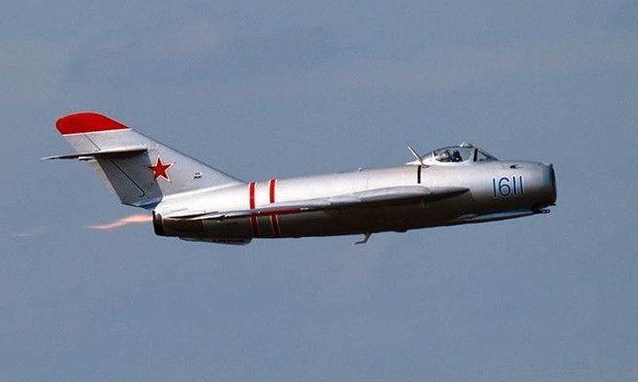 Máy bay tiêm kích đánh chặn MiG-17 của Liên Xô. Máy bay nổi danh trong Chiến tranh Việt Nam. Chiếc phi cơ siêu thanh này là một sát thủ thực sự vào thời của nó.