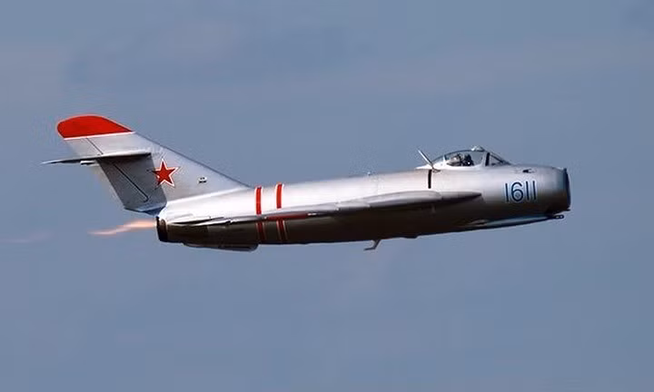 Máy bay tiêm kích đánh chặn MiG-17 của Liên Xô. Máy bay nổi danh trong Chiến tranh Việt Nam. Chiếc phi cơ siêu thanh này là một sát thủ thực sự vào thời của nó.