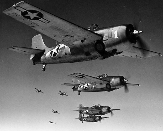 Tiêm kích Grumman F4F Wildcat, xuất kích từ tàu sân bay. Cánh máy bay có thể gập được, giúp nó thích hợp với cất trữ trên tàu sân bay.