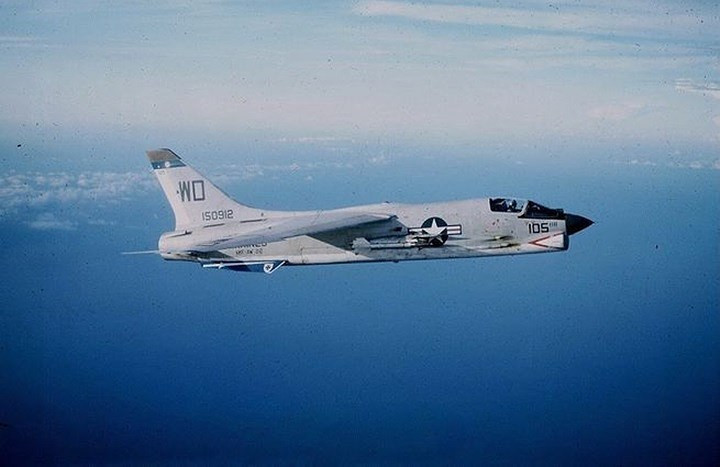 Cường kích cơ Vought F-8 Crusader chuyên xuất phát từ hàng không mẫu hạm.