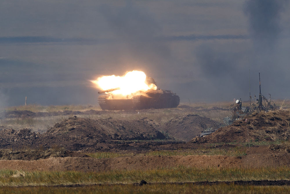 Thậm chí Nga còn mang ra bãi tập ở vùng Baikal rất nhiều phương tiện thiết giáp lỗi thời để làm... bia tập bắn. Nguồn ảnh: mk.ru.