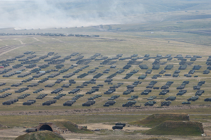 Quy mô khủng khiếp của cuộc tập trận với một "thung lũng thiết giáp" xuất hiện trong buổi lễ duyệt binh mở màn. Cuộc tập trận Vostok năm nay diễn ra ở bãi tập Trans-Baikal. Nguồn ảnh: TASS.