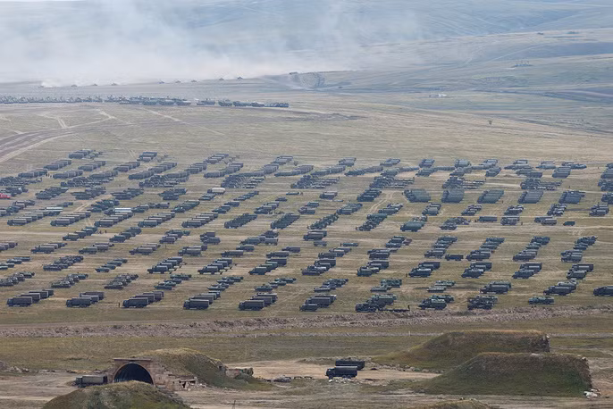 Quy mô khủng khiếp của cuộc tập trận với một "thung lũng thiết giáp" xuất hiện trong buổi lễ duyệt binh mở màn. Cuộc tập trận Vostok năm nay diễn ra ở bãi tập Trans-Baikal. Nguồn ảnh: TASS.