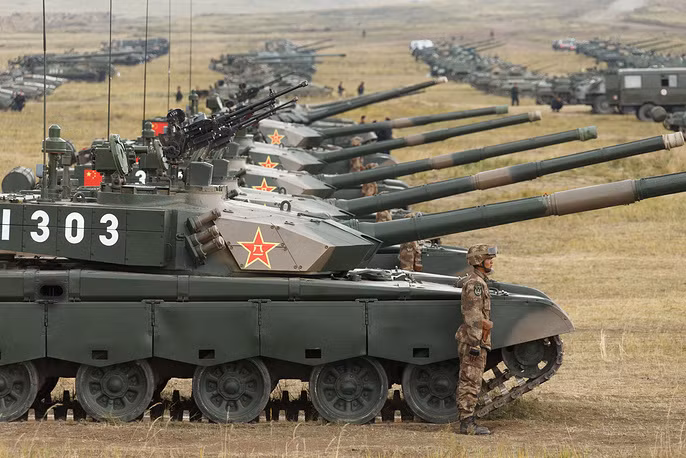 Xe tăng chủ lực chiến trường Type 96 (ZTZ-96) của Trung Quốc xuất hiện trên đất Nga trong cuộc tập trận Vostok-2018. Đây cũng là cuộc tập trận lớn nhất lịch sử mà Trung Quốc từng tham gia. Nguồn ảnh: TASS.