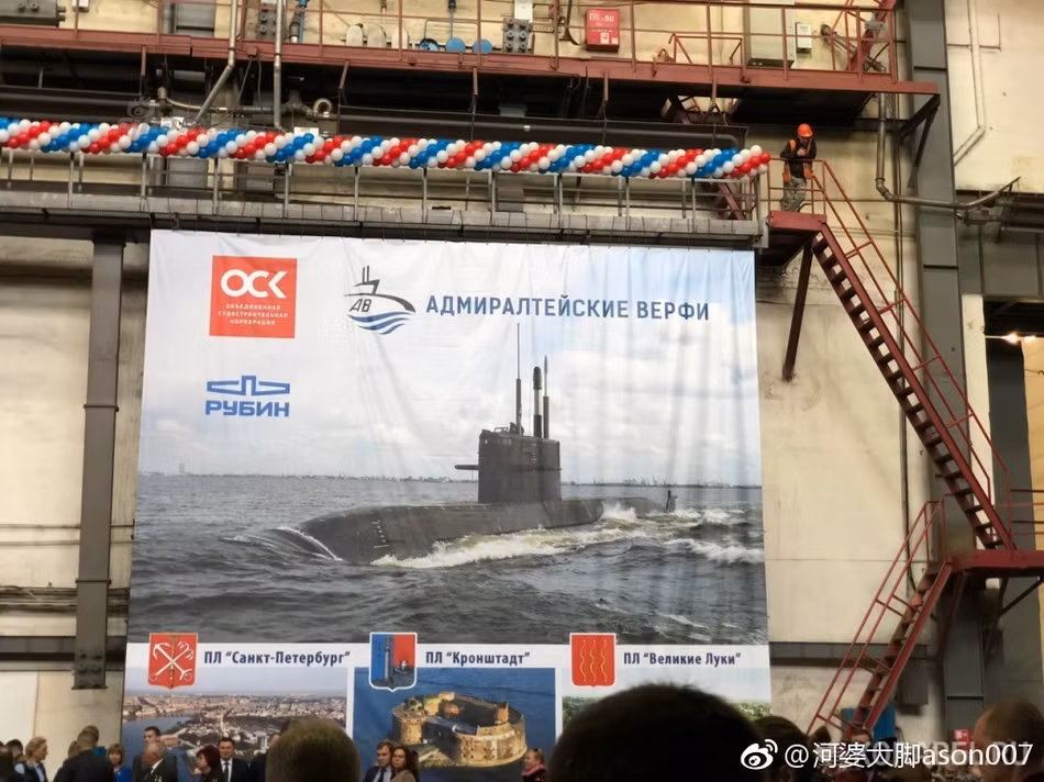 Nga hiện cũng đang hoàn thiện chiếc thứ ba, mang tên Velikiye Luki. Chiếc thứ ba trong lớp tàu ngầm Lada được Nga đặt lườn từ ngày 19/3/2015. Tuy nhiên phía Nga khá lạc quan khi dự kiến tới năm 2019, chiếc thứ ba cũng sẽ được hoàn thiện và tiếp tục gia nhập hạm đội biển Baltic. Nguồn ảnh: Ason007.