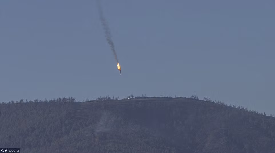 Thỗ Nhĩ Kỳ khẳng định, tiêm kích bom Su-24M của Nga đã không hồi đáp không lưu Thổ Nhĩ Kỳ khi xâm nhập vào không phận nước này trong vòng 17 giây. Cũng trong thời gian này, chiếc Su-24M đã đi sâu vào không phận Thổ Nhĩ Kỳ tới 2,2 km. Thổ Nhĩ Kỳ khẳng định sau khi cảnh báo 10 lần họ mới khai hoả bắn hạ chiếc Su-24M. Nguồn ảnh: CNBC.