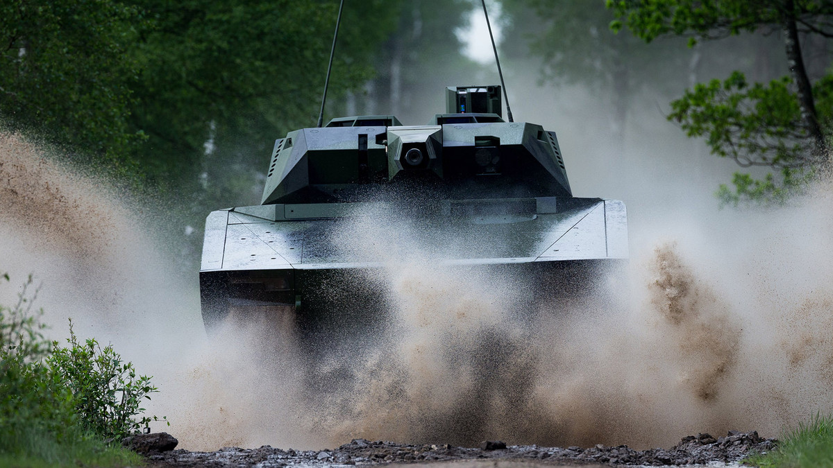 Tuỳ từng phiên bản mà Lynx sẽ được trang bị động cơ khoảng từ 750 sức ngựa cho tới tối đa 1140 mã lực. Động cơ của xe có thể được lắp đặt và hoán đổi một cách nhanh chóng bằng một vài thiết bị đơn giản như xe cẩu hoặc ròng rọc. Nguồn ảnh: Rhein.