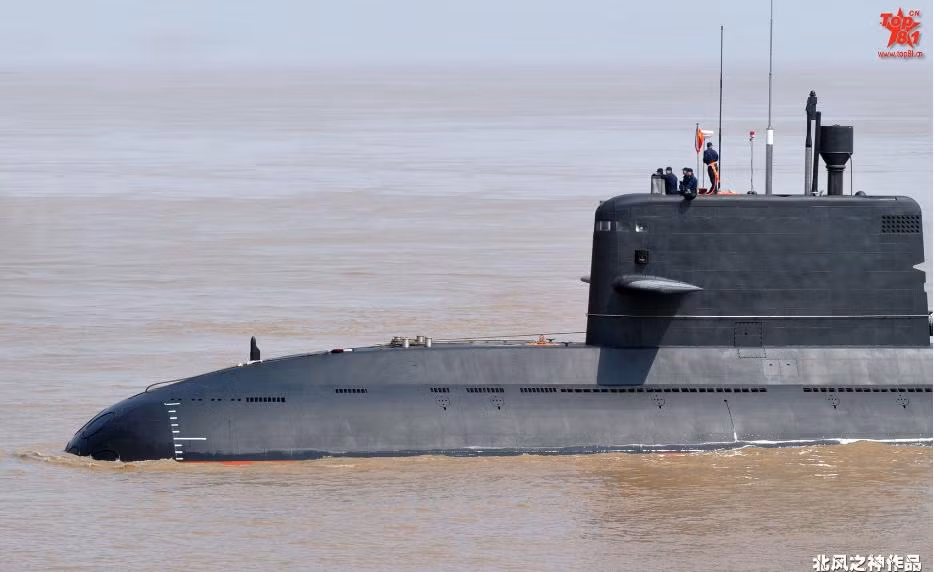 Loại tàu ngầm này của Trung Quốc được trang bị 6 ống phóng ngư lôi cỡ 533mm và có thể phóng được cả các loại ngư lôi do Nga chế tạo. Nhiều nguồn tin của Mỹ còn khẳng định rằng, tàu ngầm lớp Type 039A của Trung Quốc có khả năng phóng được cả tên lửa chống hạm cận âm loại YJ-18. Nguồn ảnh: Huanqiu.