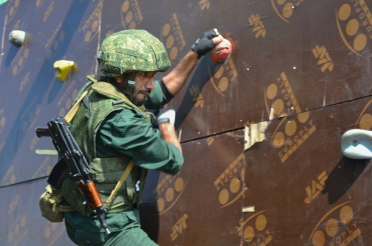 Một phiên bản khác của AK-74 rất được đặc nhiệm Spetsnaz ưa thích đó là phiên bản nòng ngắn AKS-74U. Đây là loại vũ khí vốn dĩ được phát triển để trang bị riêng cho lực lượng Spetsnaz từ giữa những năm 70 của thế kỷ trước, súng còn có cả báng gấp được để tăng độ gọn nhẹ lên tối đa. Nguồn ảnh: BI.