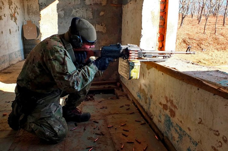 Khi bí mật không còn và Spetsnaz cần hoả lực tập trung hạng nặng để áp chế đối phương, khẩu PKP sẽ được lôi ra. Được xếp vào loại trung liên, khẩu súng máy này sử dụng cỡ đạn 7,62x54mm và có tính năng chiến đấu cũng như khả năng tác chiến tương đương như khẩu M249 của phía Mỹ. Nguồn ảnh: BI.