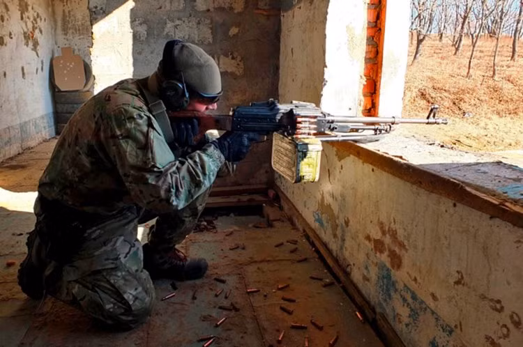 Khi bí mật không còn và Spetsnaz cần hoả lực tập trung hạng nặng để áp chế đối phương, khẩu PKP sẽ được lôi ra. Được xếp vào loại trung liên, khẩu súng máy này sử dụng cỡ đạn 7,62x54mm và có tính năng chiến đấu cũng như khả năng tác chiến tương đương như khẩu M249 của phía Mỹ. Nguồn ảnh: BI.