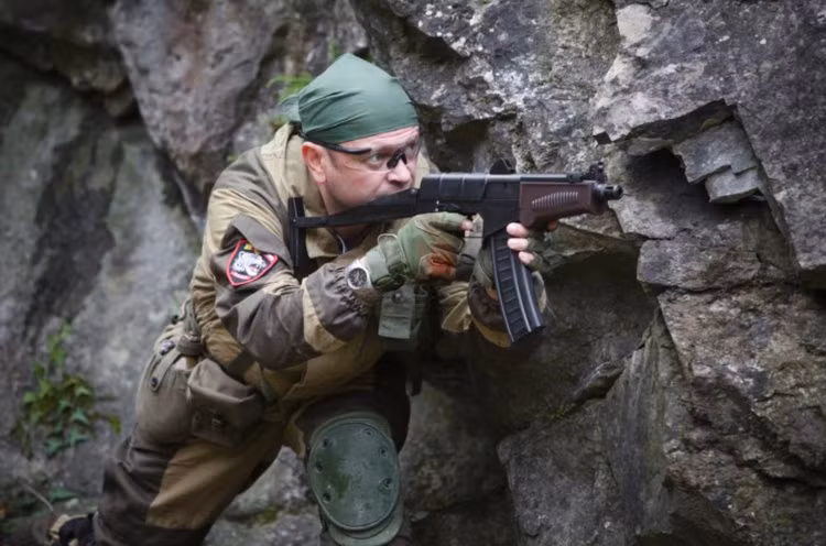 Một loại tiểu liên cực gọn nhẹ khác là khẩu SR-3 - phiên bản thu gọn của AS Val với nòng giảm thanh được tháo rời. AR-3 vẫn sử dụng cỡ đạn 9x39mm - đây là cỡ đạn cực kỳ nguy hiểm vì có sơ tốc đầu cận âm. Nguồn ảnh: BI.