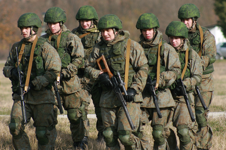 Với những nhiệm vụ bí mật, Spetsnaz lại thích sử dụng khẩu VSS hơn. Đây là khẩu súng bắn tỉa giảm thanh gắn liền nòng, sử dụng cỡ đạn 9x39mm và có tầm bắn tương đối xa. Nhiều người thậm chí còn coi khẩu VSS là vũ khí mang "thương hiệu" của Spetsnaz vì ở đâu có Spetsnaz, ở đó chắc chắn xuất hiện khẩu súng này. Nguồn ảnh: BI.