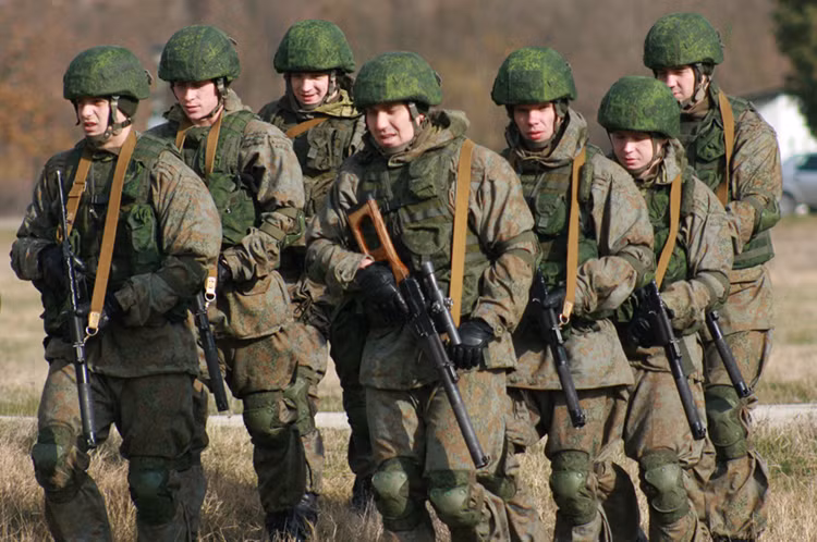 Với những nhiệm vụ bí mật, Spetsnaz lại thích sử dụng khẩu VSS hơn. Đây là khẩu súng bắn tỉa giảm thanh gắn liền nòng, sử dụng cỡ đạn 9x39mm và có tầm bắn tương đối xa. Nhiều người thậm chí còn coi khẩu VSS là vũ khí mang "thương hiệu" của Spetsnaz vì ở đâu có Spetsnaz, ở đó chắc chắn xuất hiện khẩu súng này. Nguồn ảnh: BI.