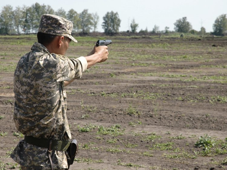 Mặc dù có nhiều sự lựa chọn về súng trường tấn công hay súng tiểu liên, tuy nhiên lính Spetsnaz thường chỉ lựa chọn một loại súng ngắn duy nhất đó là loại GSh-18. Đây là loại súng ngắn có hộp tiếp đạn tới 18 viên và sử dụng cỡ đạn 9mm có khả năng xuyên áo giáp ở cự ly gần. Nguồn ảnh: BI.