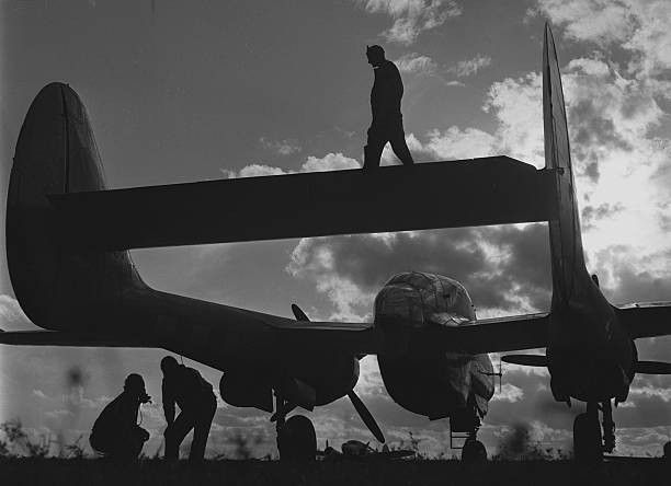 Tuy nhiên tới tận thời điểm hiện tại, dù tiêm kích đã không chia ngày - đêm như trước kia nhưng trình độ của phi công vẫn được chia ra hai loại, đó là phi công tác chiến trong mọi loại điều kiện thời tiết và phi công chỉ tác chiến ban ngày. Nguồn ảnh: WWII.